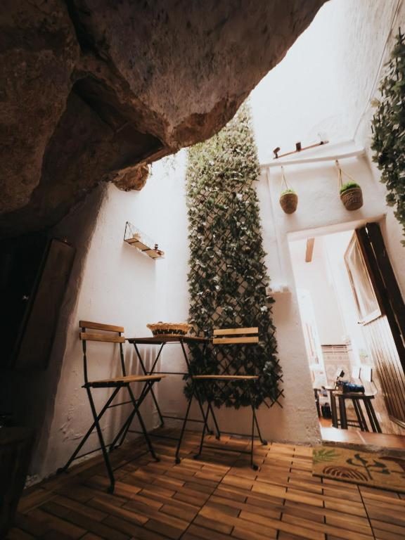 Rincón de la cueva con mesa y celosía