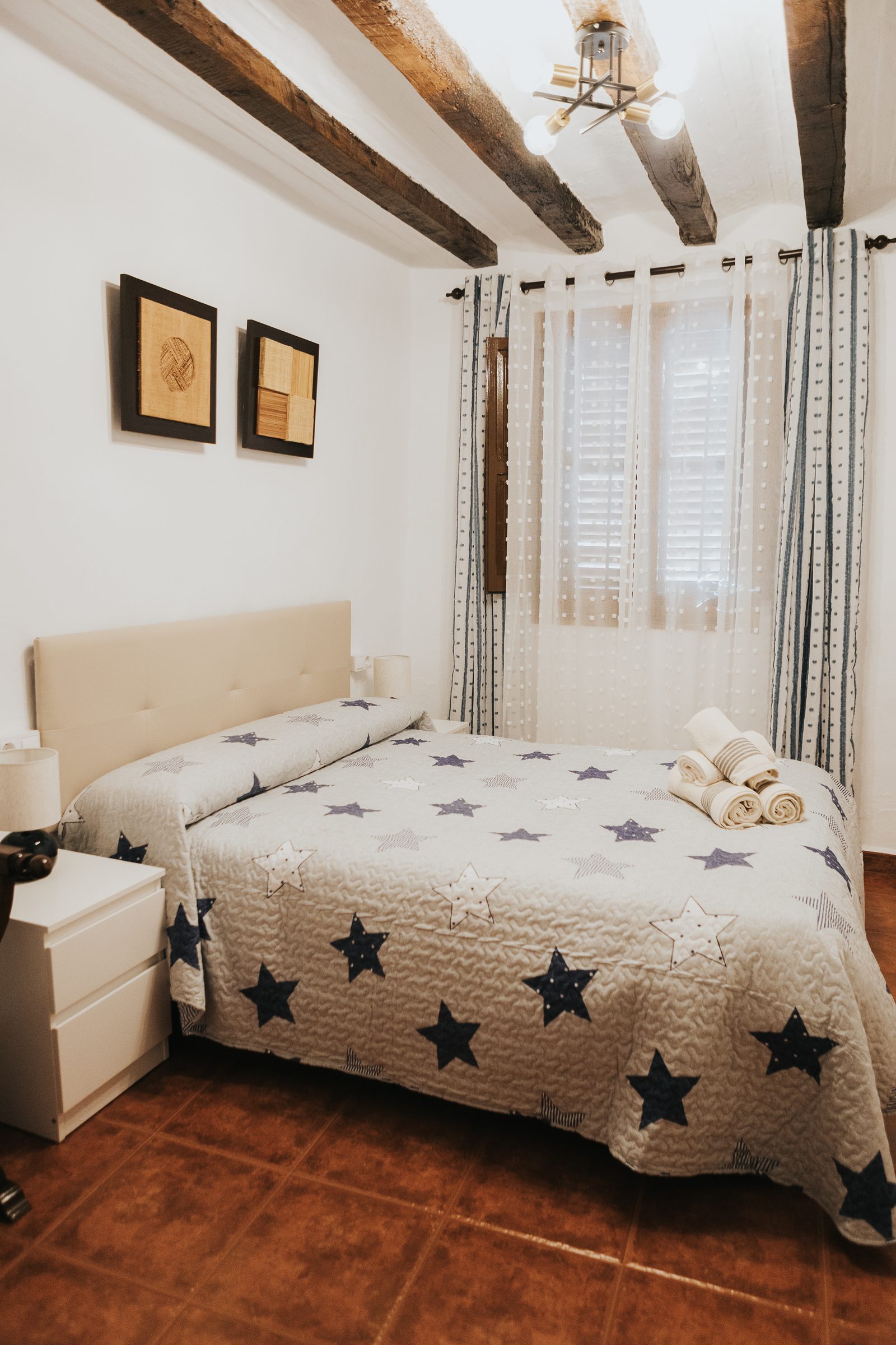 Dormitorio con vigas de madera
