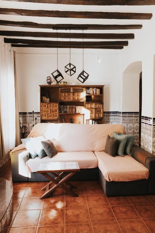 Salón con biblioteca