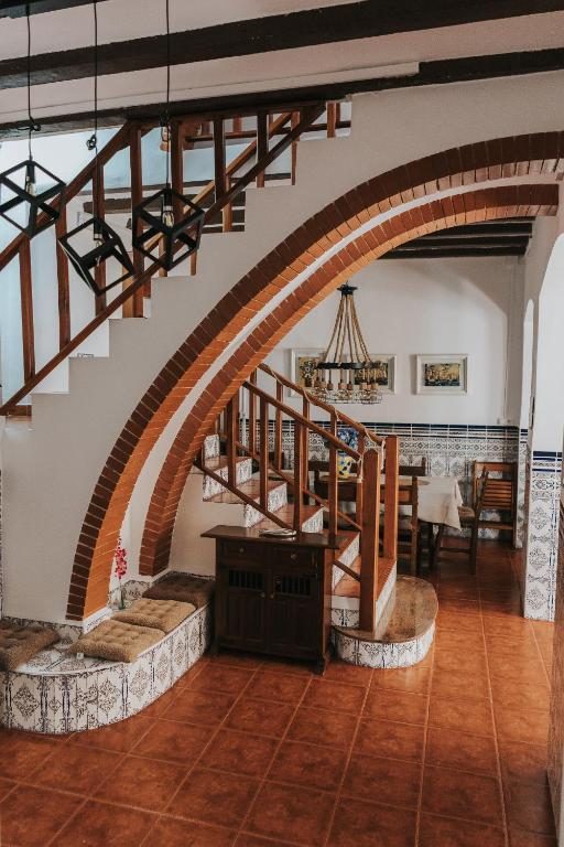 Escalera con arco de ladrillo, detalle arquitectónico de la casa